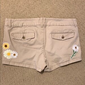 American Eagle Outfitters tan shorts with embroidered flowers size 14 Stretch